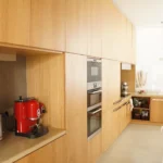 Cuisine en bois sur-mesure avec électroménager encastré dans un loft à Paris 10ᵉ