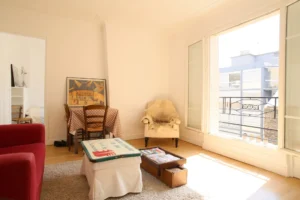 Séjour baigné de lumière avec accès à la chambre, balcon et vue dégagée – Paris 17ᵉ, quartier rue de Lévis.