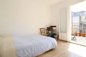 Chambre lumineuse avec accès direct à la terrasse végétalisée, appartement Paris 17ᵉ – rue Legendre.