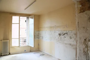 Pièce lumineuse avec fenêtre sur cour, étage de l’appartement situé au-dessus du local, à rénover intégralement.