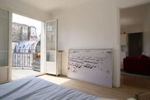 Chambre avec accès à la terrasse et vue dégagée sur les toits parisiens, Paris 17ᵉ – quartier Villiers.