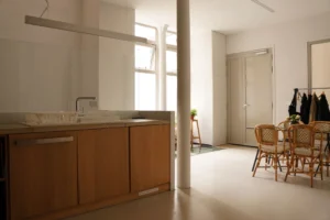 Cuisine ouverte avec verrière et coin repas dans un loft à Paris 10ᵉ