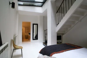 Suite parentale spacieuse et lumineuse avec plafond cathédrale et verrière zénithale