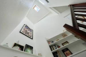 Escalier en bois et puits de lumière naturelle dans un appartement en duplex à vendre à Honfleur.