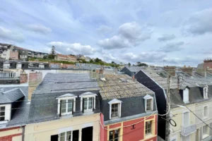 Toits de maisons normandes, ambiance typique de Trouville avec ciel nuageux.