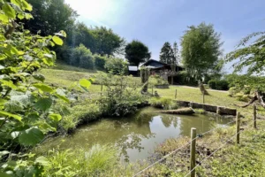 Étang privé et vue d’ensemble sur la maison dans un cadre bucolique