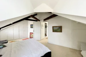 Vue depuis la chambre sous combles avec rangements intégrés, dans un appartement à vendre à Honfleur.