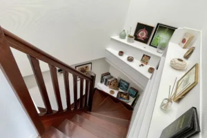 Escalier en bois et puits de lumière naturelle dans un appartement en duplex à vendre à Honfleur.
