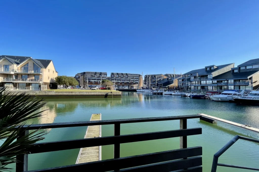 Vue dégagée sur le port de plaisance de Deauville depuis l’appartement en duplex à vendre, avec ses pontons et ses bateaux.