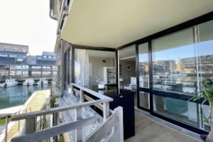 Terrasse de l’appartement en duplex à vendre à Deauville, donnant sur la marina et les quais du port.