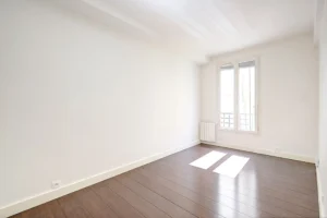 Séjour lumineux du studio à vendre Paris 18 Abbesses avec parquet et fenêtre exposée Sud