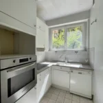 Petite cuisine indépendante aménagée avec électroménager intégré, appartement à vendre Paris 16 avenue Foch.