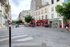 Rue des Abbesses Paris 18 avec commerces de proximité et animation de quartier