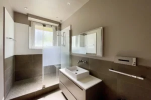 Salle d’eau moderne avec douche à l’italienne et meuble vasque, appartement à vendre Paris 16 avenue Foch.