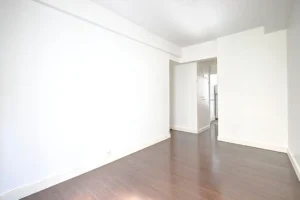 Espace principal du studio à vendre Paris 18 Abbesses avec parquet et accès à la cuisine indépendante