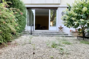 Vue sur la terrasse et accès direct au séjour depuis le jardin particulier, appartement Paris 16 avenue Foch.