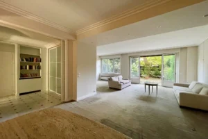Vaste séjour lumineux avec accès direct au jardin particulier, appartement à vendre Paris 16 avenue Foch.