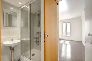 Vue depuis l’entrée du studio à vendre Paris 18 Abbesses avec salle d’eau et séjour lumineux