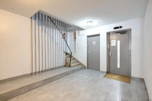 Entrée de l’immeuble avec ascenseur et escalier à vendre Paris 18 Abbesses