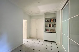 Entrée avec hall lumineux et bibliothèque intégrée, appartement à vendre Paris 16 avenue Foch.