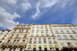 Façade de l’immeuble ancien rue des Abbesses Paris 18 où se situe le studio à vendre