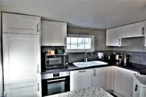 Cuisine équipée moderne du loft à Paris 9 Notre-Dame-de-Lorette avec meubles intégrés et plan de travail en granit.