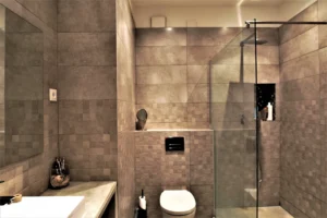 Salle de bain moderne du loft à Paris 11 Parmentier avec douche à l’italienne et carrelage contemporain.