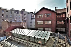 Vue extérieure depuis le loft à Paris 11 Parmentier sur les anciens ateliers parisiens et verrières industrielles.