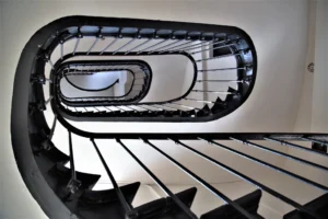 Escalier ancien en colimaçon avec rambarde en fer forgé, immeuble situé rue de Turenne Paris 3ᵉ.