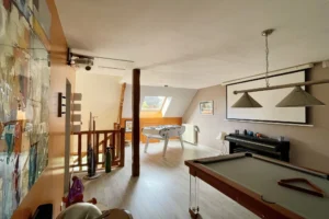 Salle de jeux à l’étage de la maison à vendre à Moisville dans l’Eure avec billard, baby-foot et espace détente