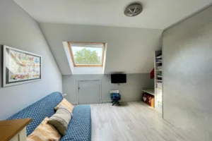 Chambre aménagée à l’étage de la maison à vendre à Moisville dans l’Eure avec velux et placards intégrés