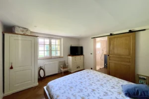 Chambre parentale de la maison à vendre à Moisville dans l’Eure avec accès direct à la salle d’eau et porte coulissante