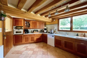 Cuisine spacieuse de la maison à vendre à Moisville dans l’Eure avec poutres en bois et meubles en chêne