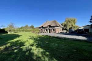 Maison normande à vendre à Bonneville-la-Louvet (Calvados) avec toit de chaume, vaste jardin arboré et dépendance.