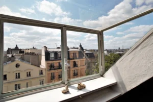 Vue sur les immeubles haussmanniens et toits parisiens depuis l’appartement rue de Turenne, proche Place des Vosges dans le 3ᵉ arrondissement.