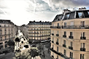 Vue dégagée sur les immeubles haussmanniens et balcons typiques du quartier Notre-Dame-de-Lorette à Paris 9.
