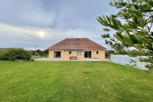 Maison contemporaine à vendre à Le Torquesne 14130 dans le Calvados, sur grand terrain paysager avec terrasse et piscine hors sol, proposée par Quality Street Immobilier.