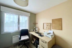 Bureau lumineux à Le Torquesne 14130, aménagé avec un grand plan de travail en bois clair et une fenêtre donnant sur le jardin.