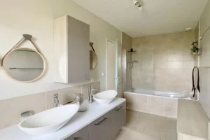 Salle de bains moderne à Le Torquesne 14130, avec double vasque, baignoire et rangements intégrés, dans une maison récente du Calvados.