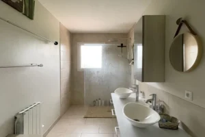 Salle de bains contemporaine à Le Torquesne 14130, équipée d’une douche à l’italienne et d’un meuble double vasque moderne.
