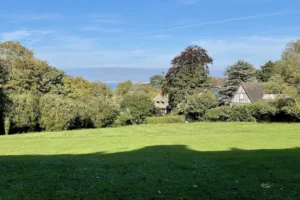 Vue mer depuis le parc arboré du château de Villers-sur-Mer, offrant un panorama dégagé sur les toits normands et la côte du Calvados.