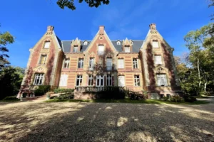 Façade arrière du château de Villers-sur-Mer, élégante construction en briques et pierre typiquement normande, entourée d’un vaste parc arboré dans le Calvados.