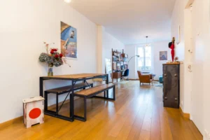 Séjour avec parquet en bois et espace salle à manger aménagé, appartement rénové Paris 9 Saint-Georges
