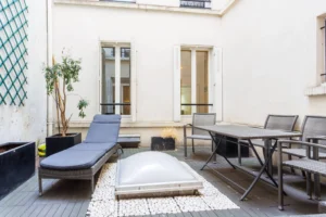 Terrasse extérieure privative avec table de jardin et transat – appartement Paris 9 Saint-Georges