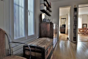 Dégagement desservant la chambre et la pièce de vie d’un appartement 3 pièces situé rue du Faubourg Saint-Denis à Paris 10