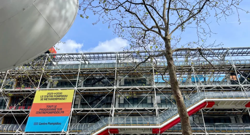 Façade centre Georges Pompidou à Beaubourg avec Escalator