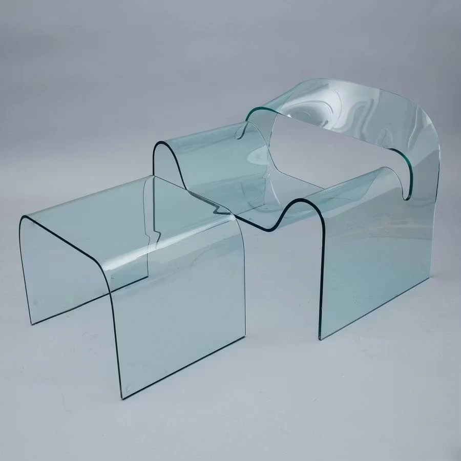 Fauteuil Ghost conçu par Cini Boeri en collaboration avec Tomu Katayanagi, réalisé en verre trempé courbé, pièce sculpturale emblématique du design italien des années 1980, éditée par FIAM Italia.