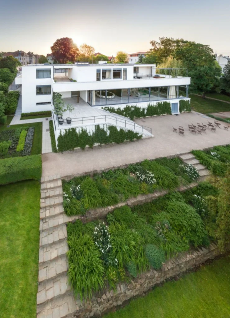 Vue panoramique de la Maison Tugendhat à Brno, chef-d’œuvre de Ludwig Mies van der Rohe construit en 1930, montrant la façade en verre, les terrasses et les jardins en contrebas, symbole du modernisme rationaliste et du style international.