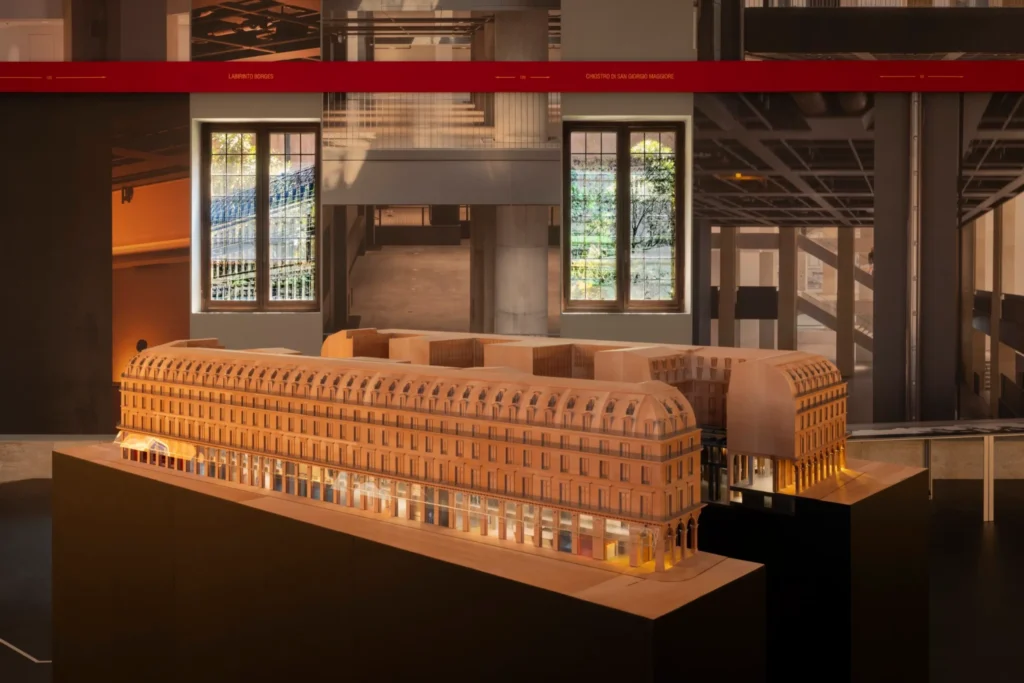 Maquette architecturale du futur siège de la Fondation Cartier par Jean Nouvel, présentée à la Biennale d’architecture de Venise 2025 à la Fondazione Giorgio Cini, illustrant une architecture culturelle modulable et ouverte sur la ville.