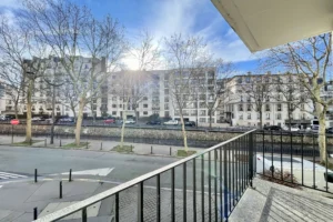 Vue dégagée depuis le balcon d’un appartement à vendre à Paris 12 Bel Air, exposition lumineuse avec perspective sur immeubles haussmanniens et avenue arborée proche Porte de Vincennes.